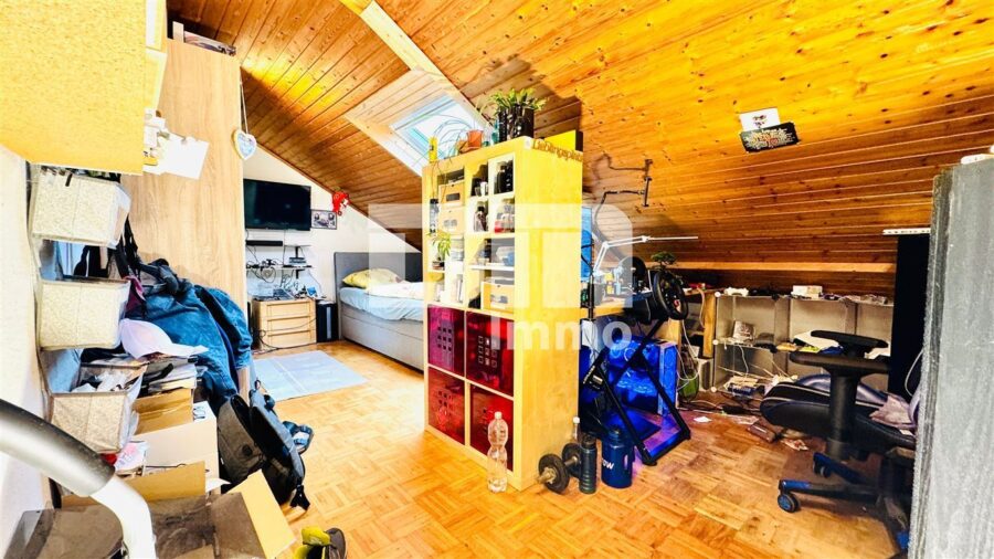 Umfangreich teilsaniertes Dreifamilienhaus mit Garage + PV Anlage und großem Garten - WE3 DG Schlafzimmer